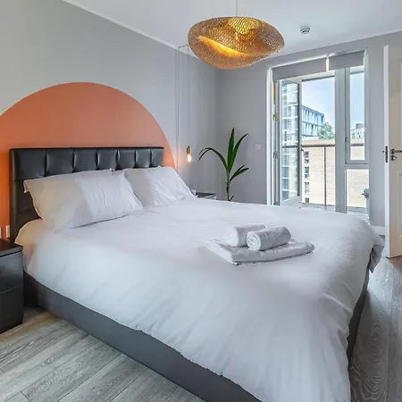 Lovely 3 Beds Penthouse Apartment *