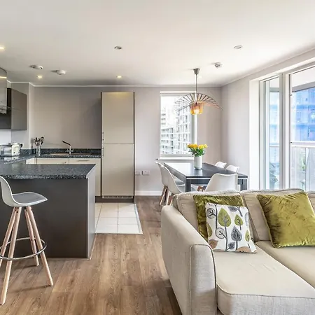 Lovely 3 Beds Penthouse Apartment *