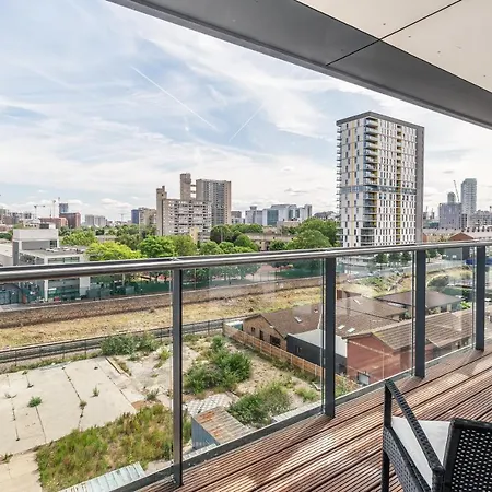 Lovely 3 Beds Penthouse Apartment London