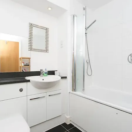 Apartment 1 Bedroom With Dock Views In E16 *