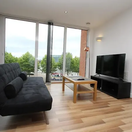 1 Bedroom With Dock Views In E16 Apartment *