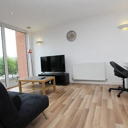 1 Bedroom With Dock Views In E16 Apartment