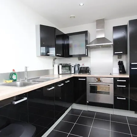 1 Bedroom With Dock Views In E16 *