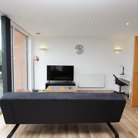 1 Bedroom With Dock Views In E16 Apartment *