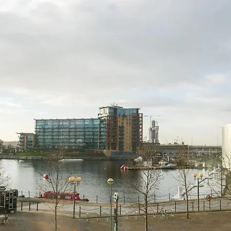 Apartment 1 Bedroom With Dock Views In E16 London