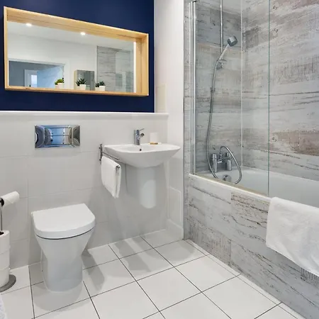 Lovely 3 Beds Penthouse Apartment London
