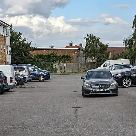 Apartment Away From Dagenham