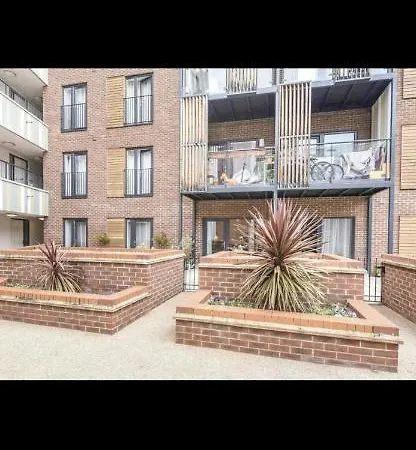 Immaculate 2-bed In *