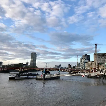 Cosy Private With Private Bathroom In A River View Flat London