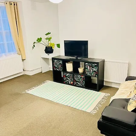 Apartment Centrally Located Modern Flat