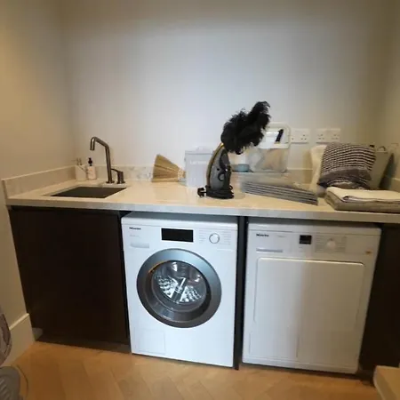 Beautiful 2-bed In Apartment London