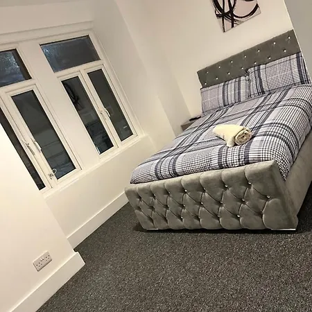 3 Bedroom House With Garden In Tottenham Holiday home London