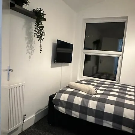 3 Bedroom House With Garden In Tottenham *
