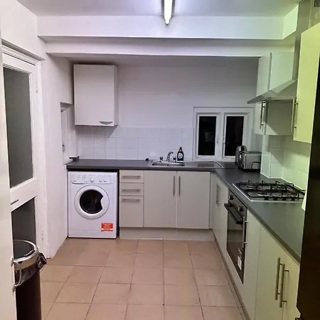 3 Bedroom House With Garden In Tottenham Holiday home London