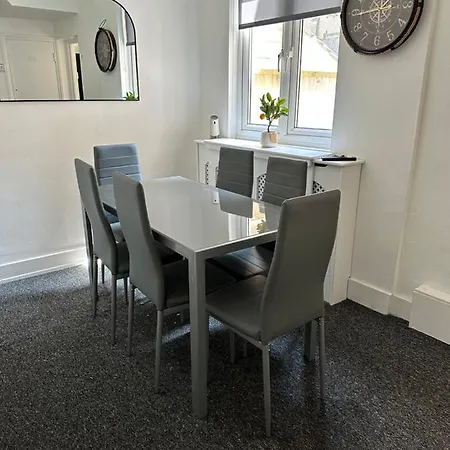 3 Bedroom House With Garden In Tottenham * London