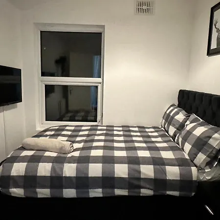 3 Bedroom House With Garden In Tottenham Holiday home
