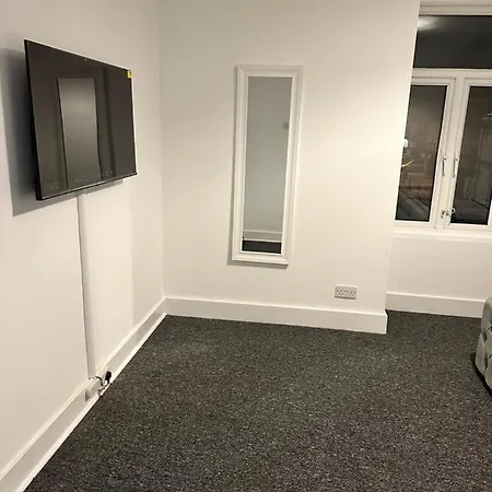 3 Bedroom House With Garden In Tottenham * London