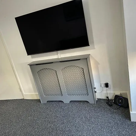 3 Bedroom House With Garden In Tottenham Holiday home London
