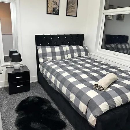 3 Bedroom House With Garden In Tottenham