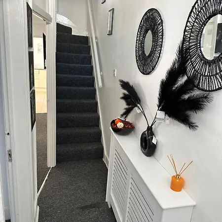3 Bedroom House With Garden In Tottenham Holiday home *