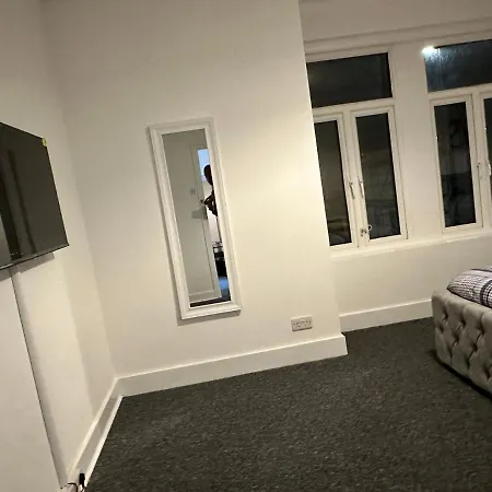3 Bedroom House With Garden In Tottenham Holiday home