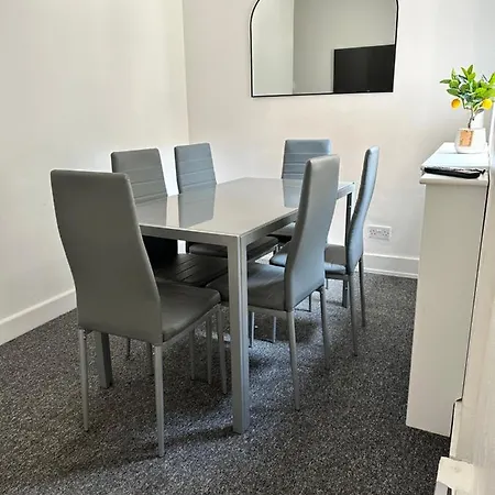3 Bedroom House With Garden In Tottenham Holiday home