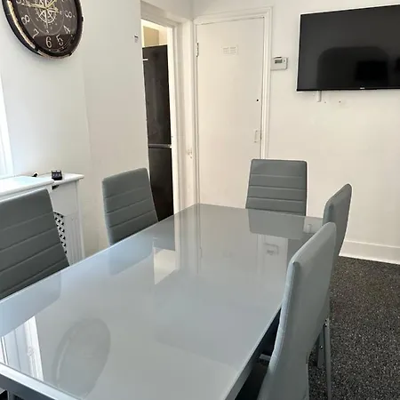 Holiday home 3 Bedroom House With Garden In Tottenham *