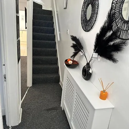 3 Bedroom House With Garden In Tottenham