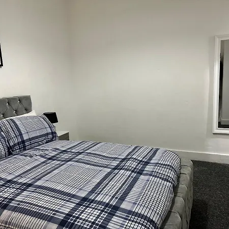 3 Bedroom House With Garden In Tottenham * London