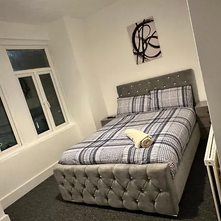 3 Bedroom House With Garden In Tottenham London