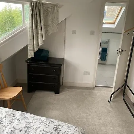 Cosy Attic Flat With Views *