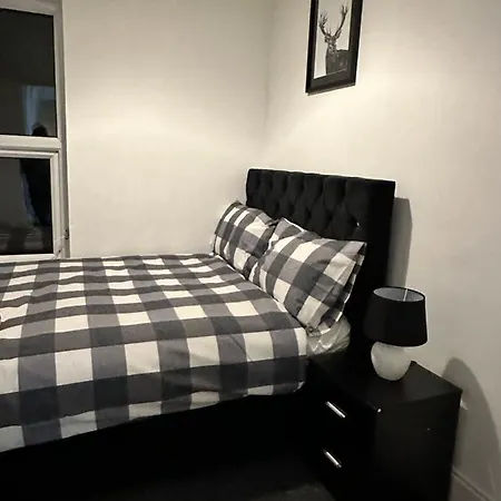 3 Bedroom House With Garden In Tottenham London