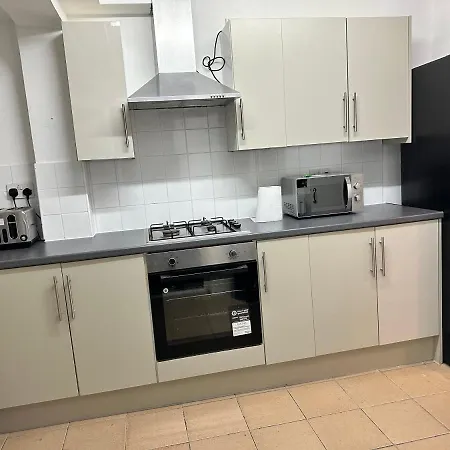 3 Bedroom House With Garden In Tottenham * London