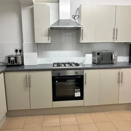 3 Bedroom House With Garden In Tottenham London