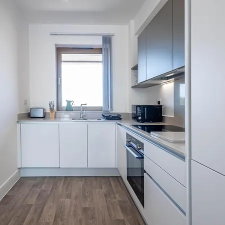 Modern With Balcony In Merton Near Wimbledon By Sojo Apartment *