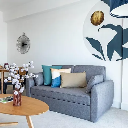Modern With Balcony In Merton Near Wimbledon By Sojo Mitcham