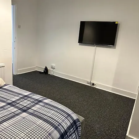 3 Bedroom House With Garden In Tottenham Holiday home *