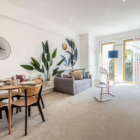 Apartment Modern With Balcony In Merton Near Wimbledon By Sojo