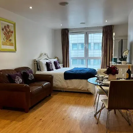 Chic 1bed Waterfront Retreat
