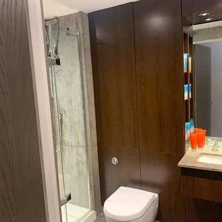 Apartment Chic 1bed Waterfront Retreat London