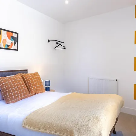 Apartment Modern With Balcony In Merton Near Wimbledon By Sojo Mitcham