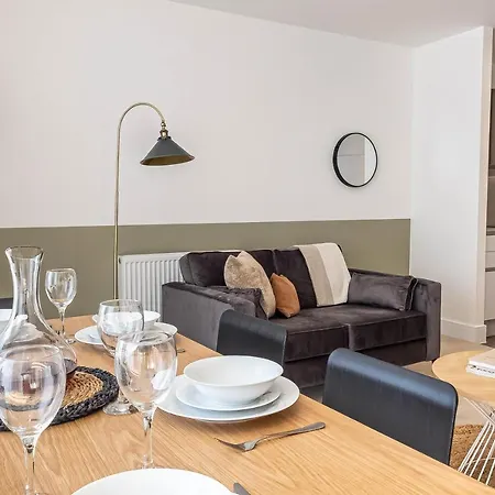 Modern With Balcony In Merton Near Wimbledon By Sojo * Mitcham