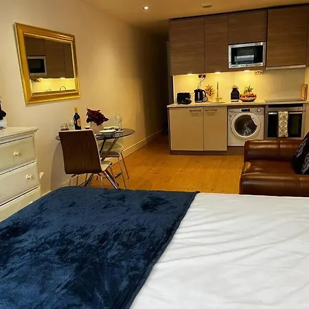 Chic 1bed Waterfront Retreat