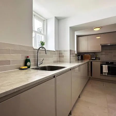 Kevins Place Near Paddington Apartment London