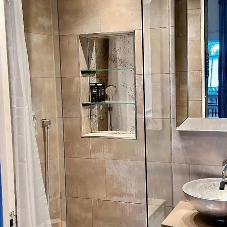 Luxurious 2-bedroom, 2-bathroom Paddington Retreat With En-suite Tv Bed London