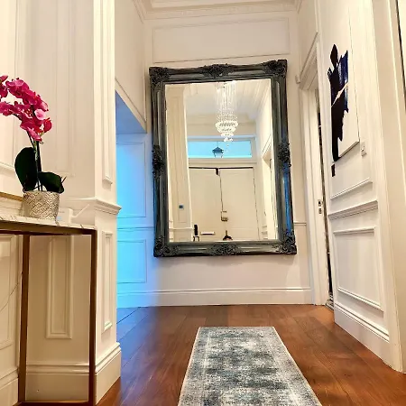 Luxurious 2-bedroom, 2-bathroom Paddington Retreat With En-suite Tv Bed