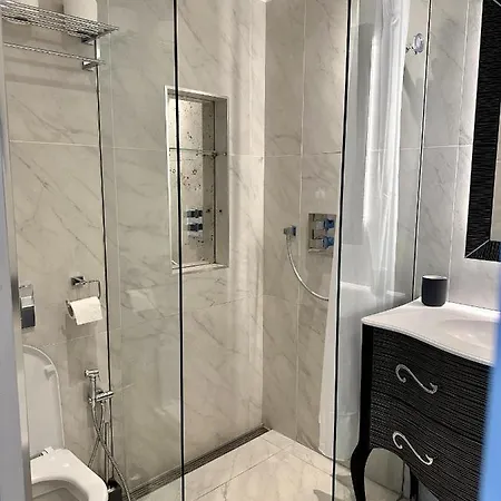 Luxurious 2-bedroom, 2-bathroom Paddington Retreat With En-suite Tv Bed London