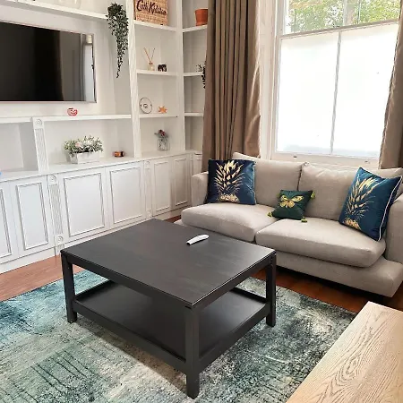 Luxurious 2-bedroom, 2-bathroom Paddington Retreat With En-suite Tv Bed Apartment London