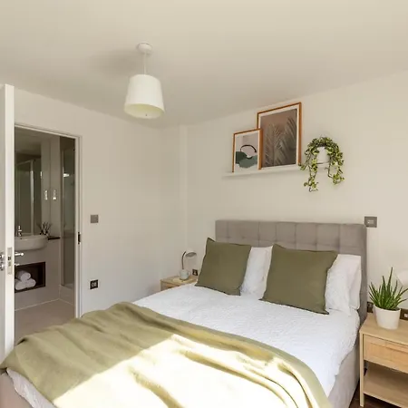 Modern Luxe Just 10 Mins From Tower Bridge! Easy Access To Tube And Bus * London