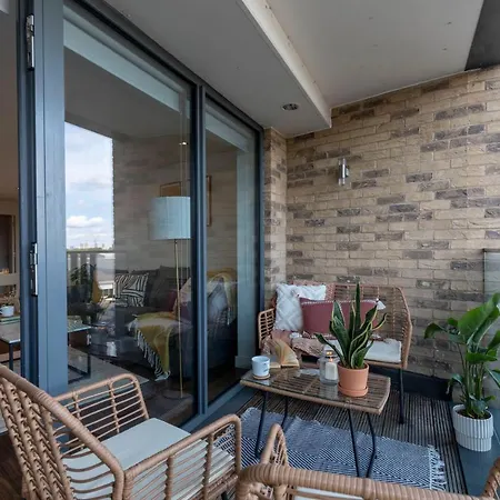 Modern Luxe Just 10 Mins From Tower Bridge! Easy Access To Tube And Bus London